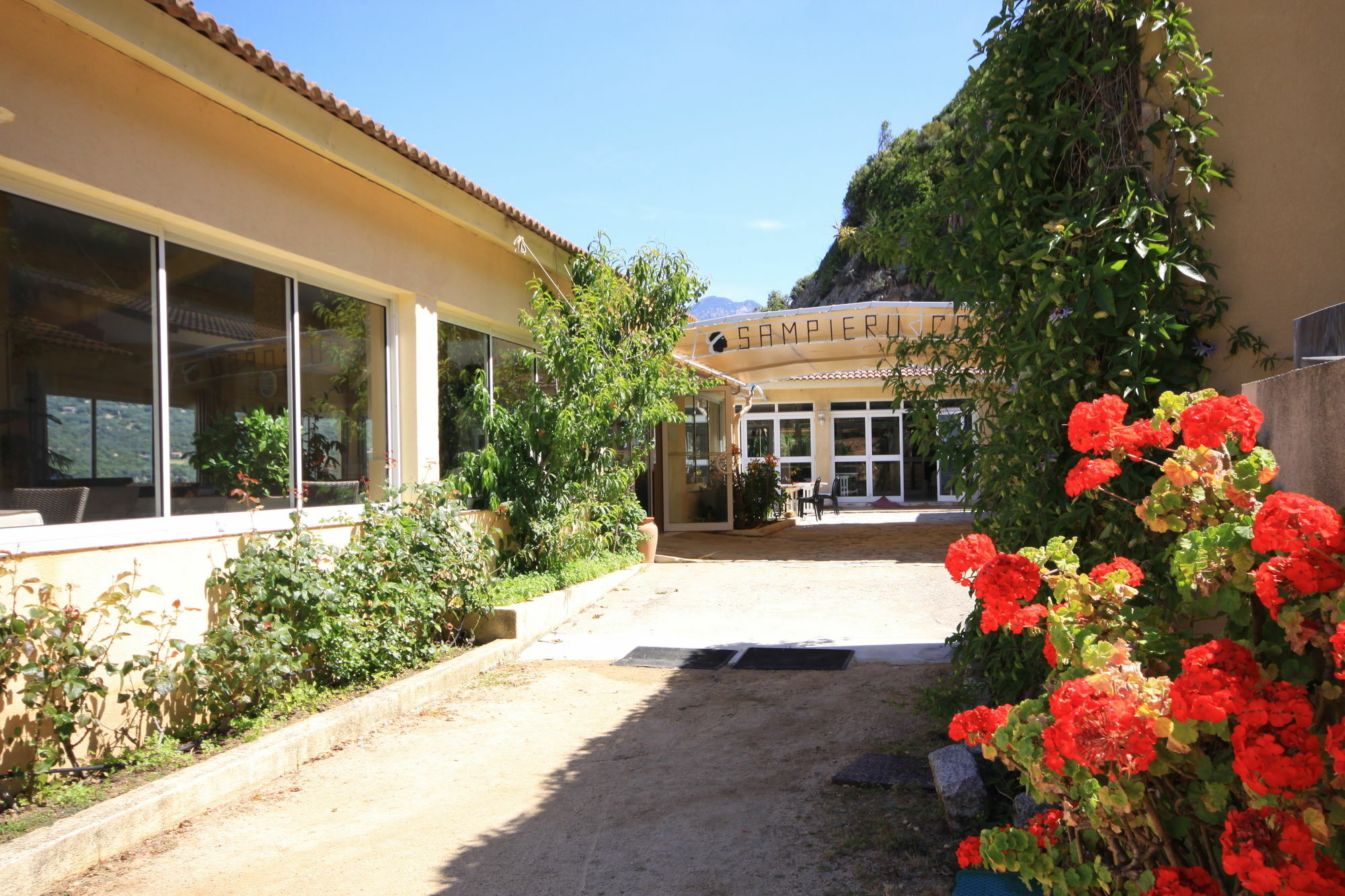 Hotel Sampiero Проприано Екстериор снимка
